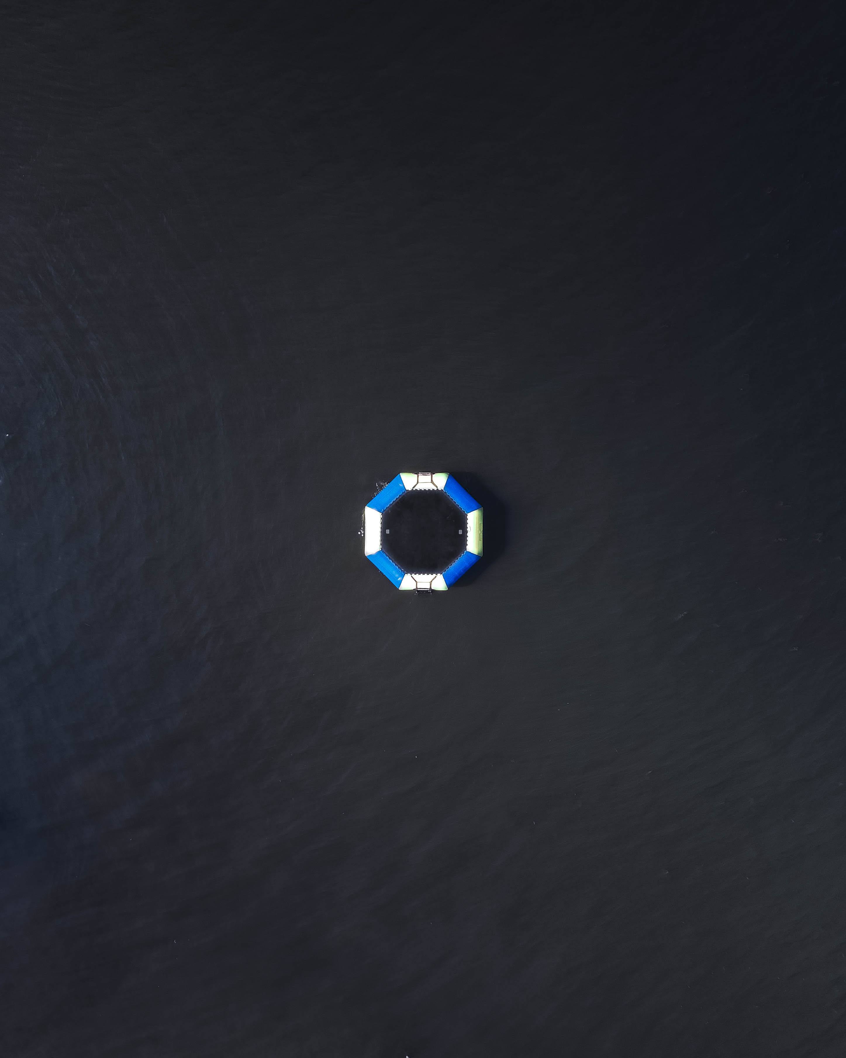 ⚫