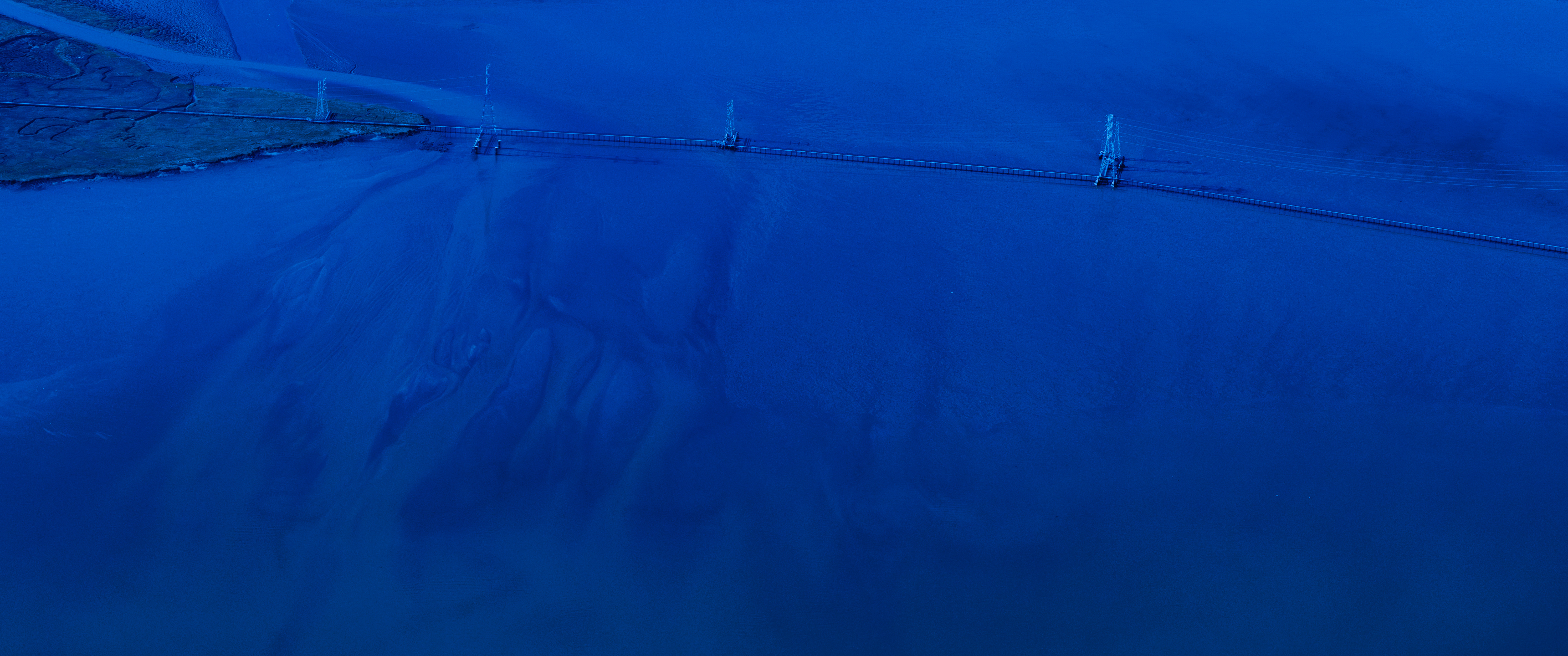 traces in blue