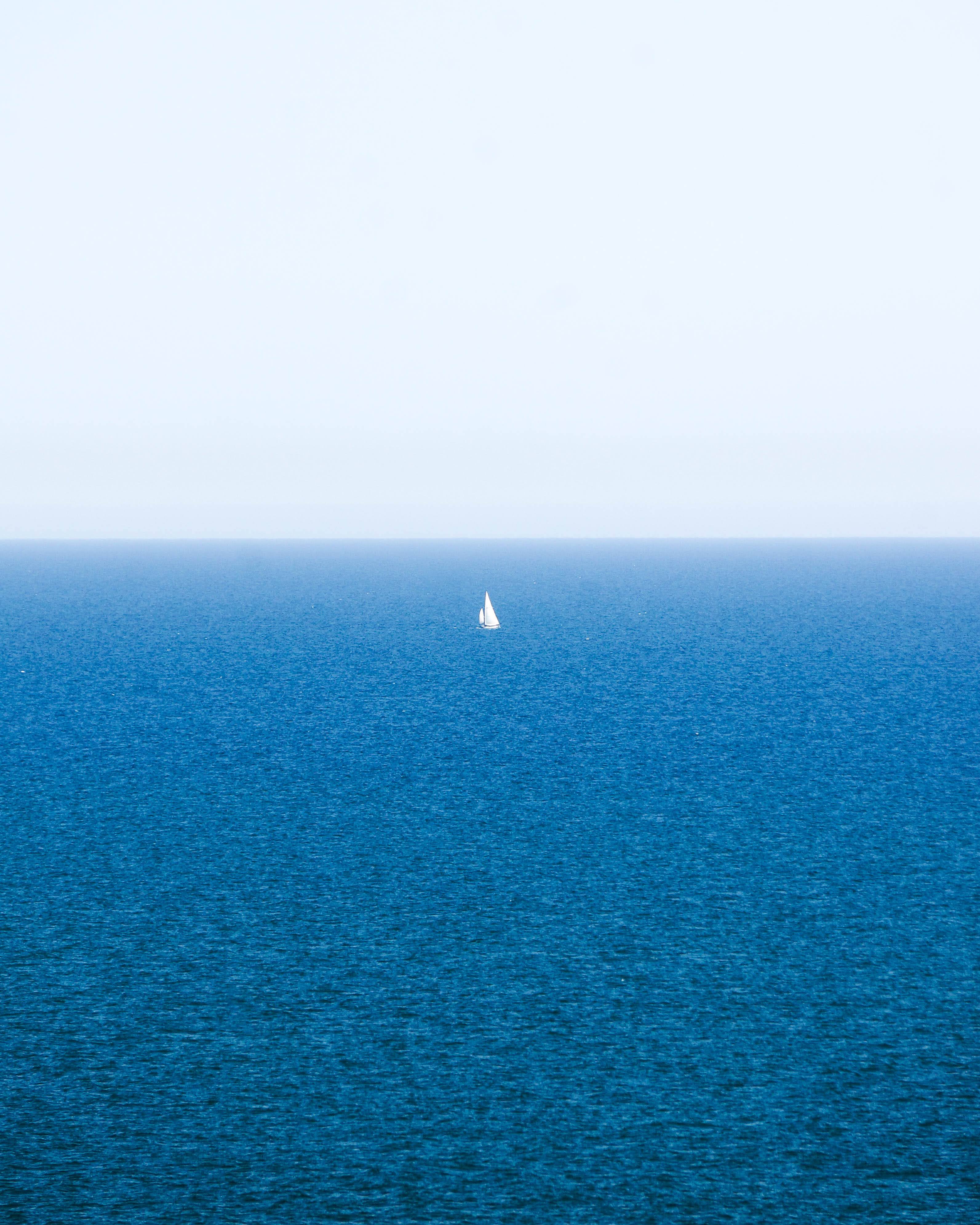⛵