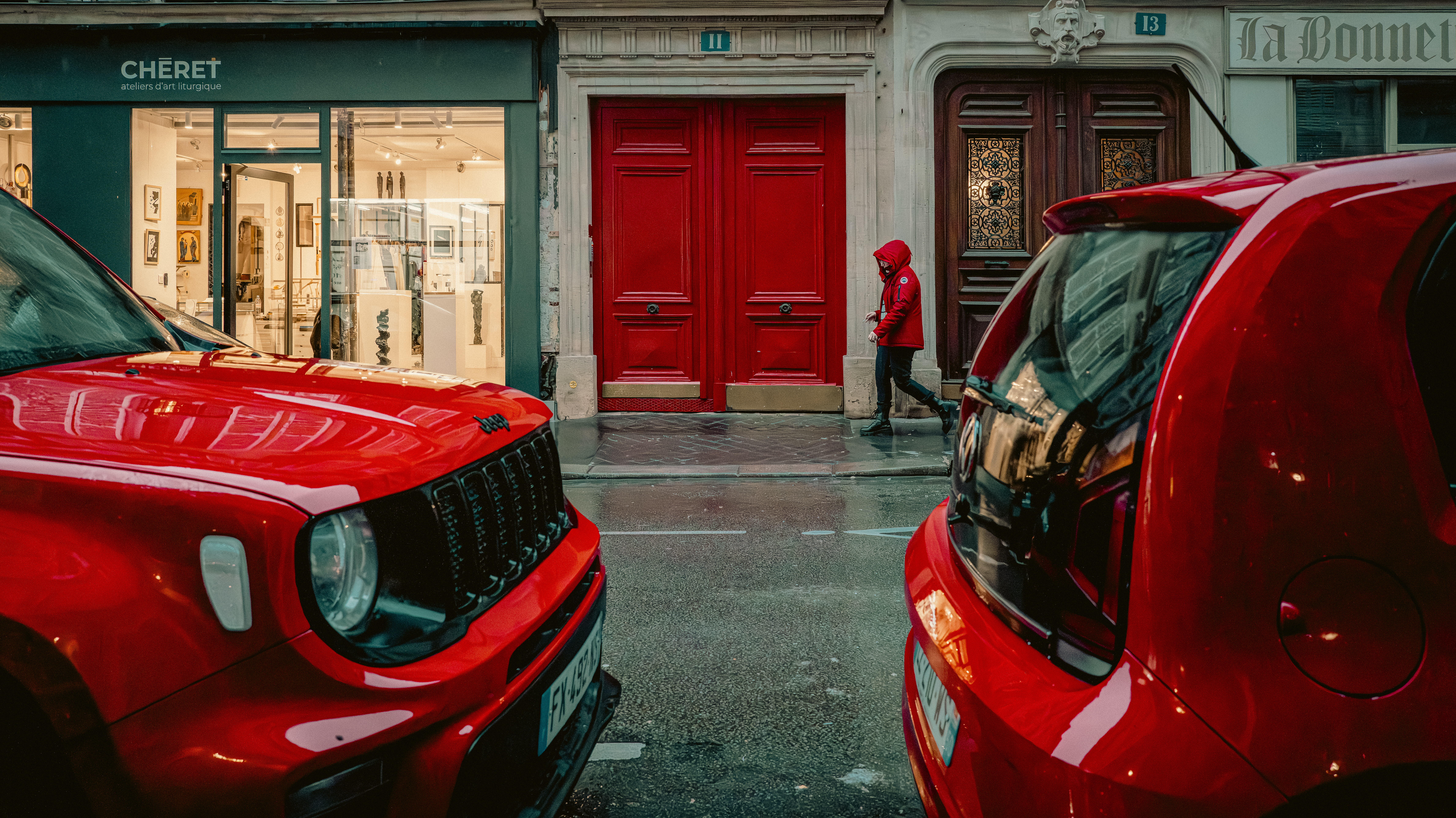 Mar 2, 2024 - Devant la porte rouge.